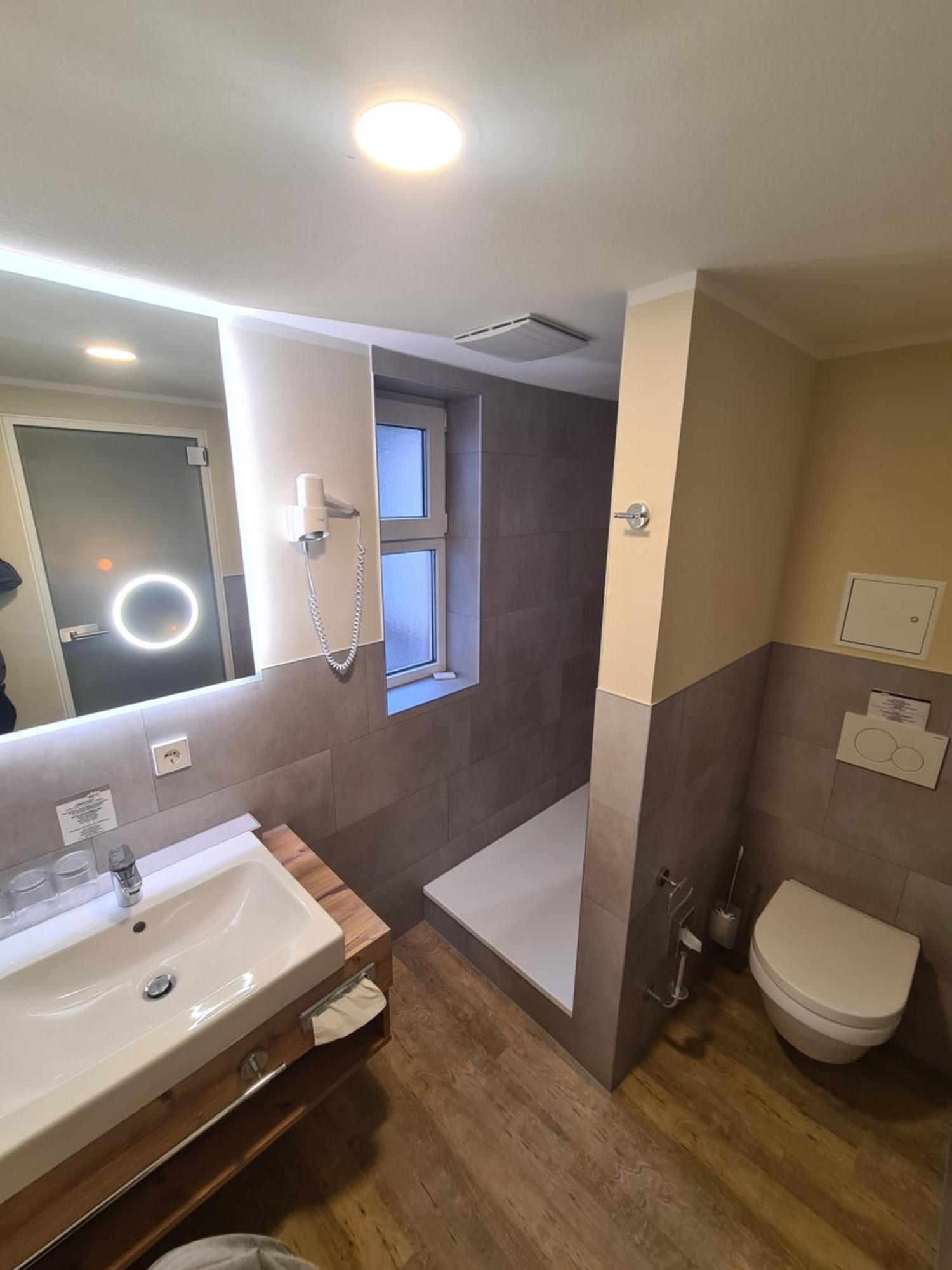 Stadthotel Engel Ettlingen Kültér fotó